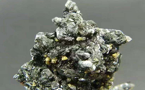 什么是镜铁矿的矿物学特性？
